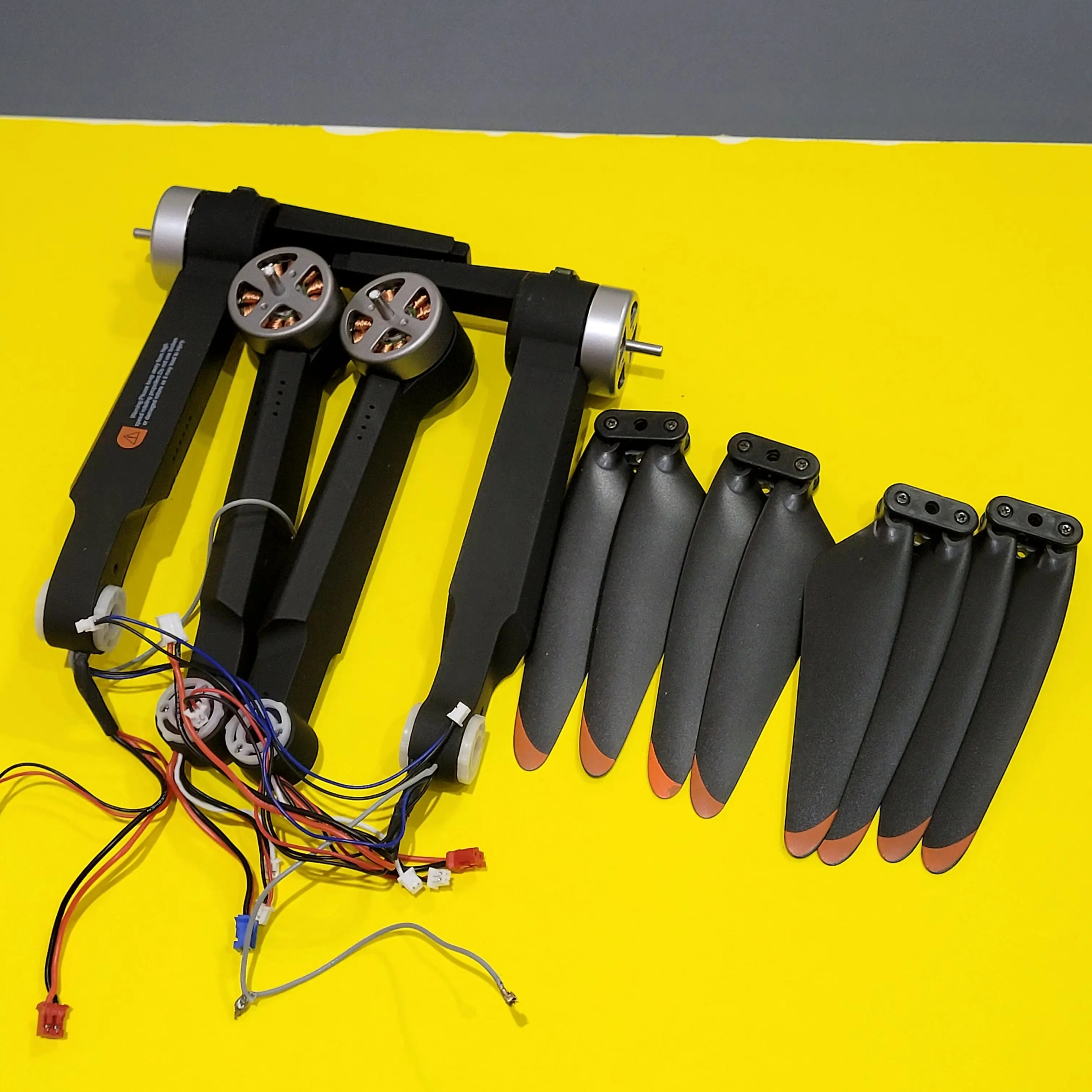 

Полный комплект моторных рамок AE86 PRO MAX: передние и задние рамки с двигателем + 4 пропеллера для дрона AE86 PRO MAX