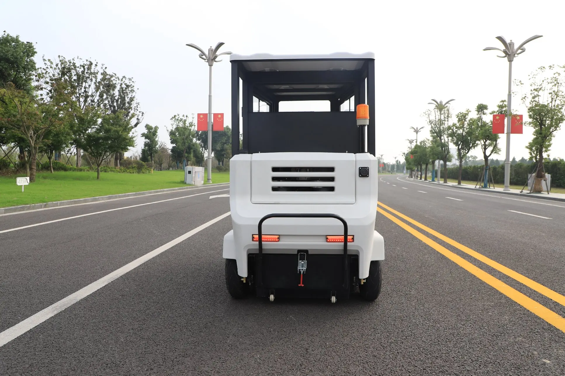 كفاءة مكنسة كهربائية للشارع آلة كنس معدات التنظيف ركوب على الطابق الطريق سيارة مكنسة الشارع للبيع