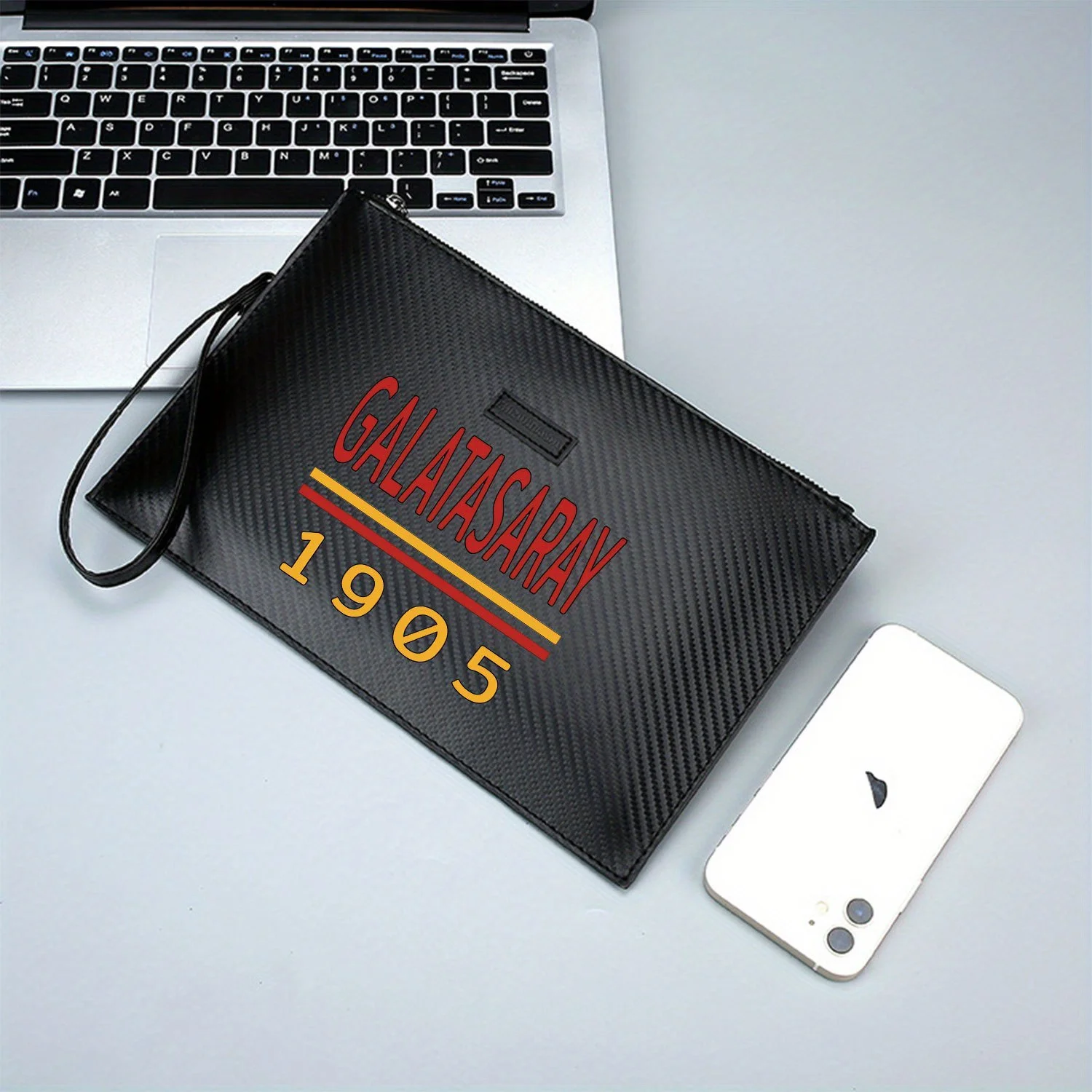 Lettere rosse numeri gialli linee di sfondo nero Elegante borsa da uomo in PU stampata Alla moda e pratica per il trasporto quotidiano