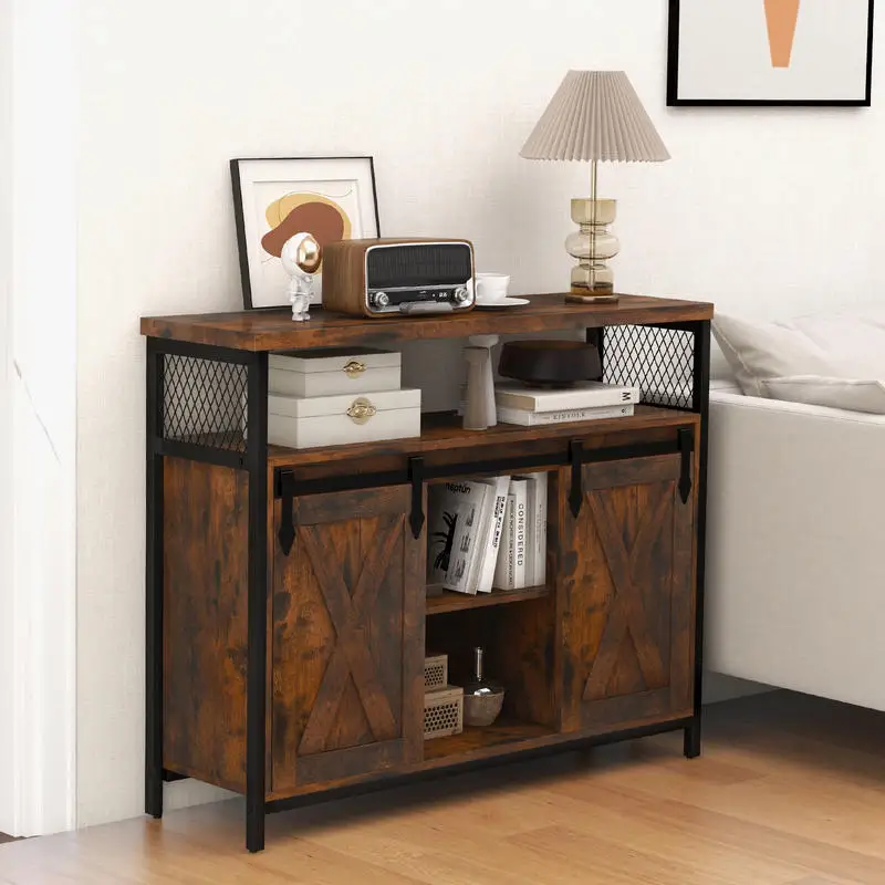 Buffet en bois rustique couleur bronze, avec trois étagères réglables et deux portes coulissantes de type porte de grange.