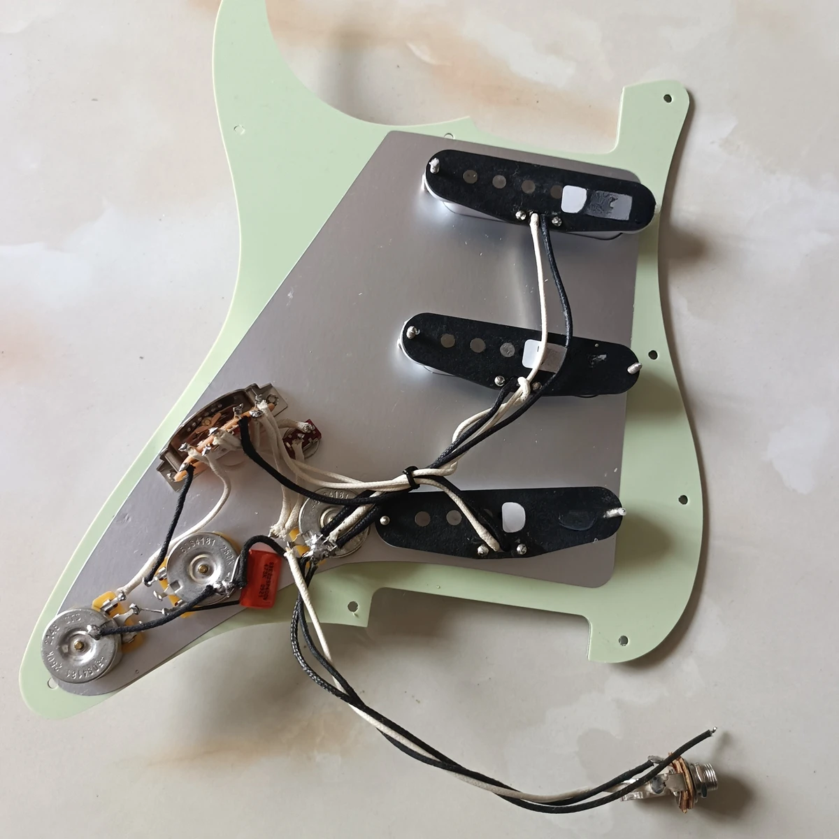 SSS Upgrade Prewired ST Guitarra Eléctrica Pickguard Set Loaded Yellow Alnico 5 Pickups Guitar Parts