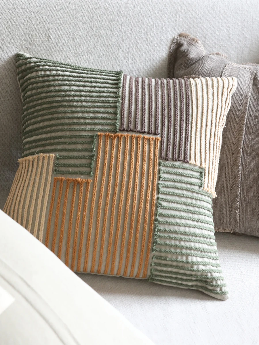 

Современная хлопковая наволочка для дивана в демонстрационной комнате, цвет кофе, чистый хлопок, квадратная, без декоративных элементов.