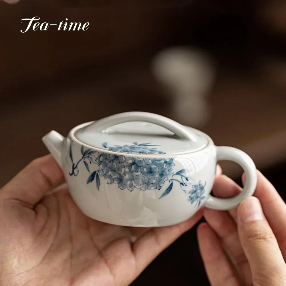 

120ml Chinese Retro Blue and White Teapot Hand-painted Hydrangea Antique Glaze Ceramic Teapot Han Tile Teapot Kung Fu Tea Set