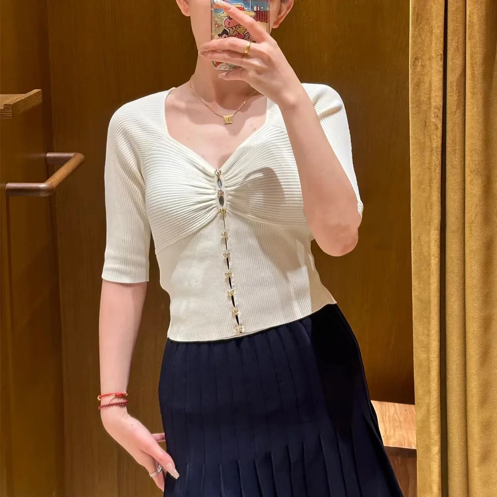 

Новинка Весна-Лето: Женский трикотажный топ с V-образным вырезом, цветочным узором и пуговицами, в двух цветах, повседневный стиль