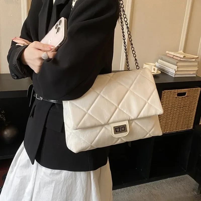 

Модная женская сумка через плечо. Трендовая женская сумка на плечо.