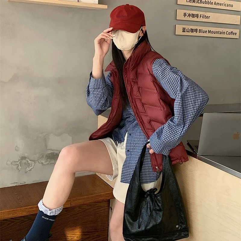 2025 موضة جديدة الخريف الشتاء قصيرة خفيفة الوزن رقيقة المرأة أسفل القطن سترة جاكيتات سترة دون أكمام الصلبة صدرية الاتجاه العلوي