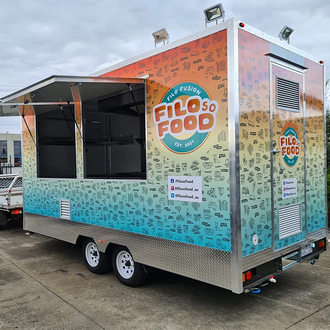 يقدم مقطورة الطعام المتنقلة خدمات توصيل الوجبات السريعة بما في ذلك عربات البرجر وخدمة القهوة، مناسبة لأطعمة الشوارع