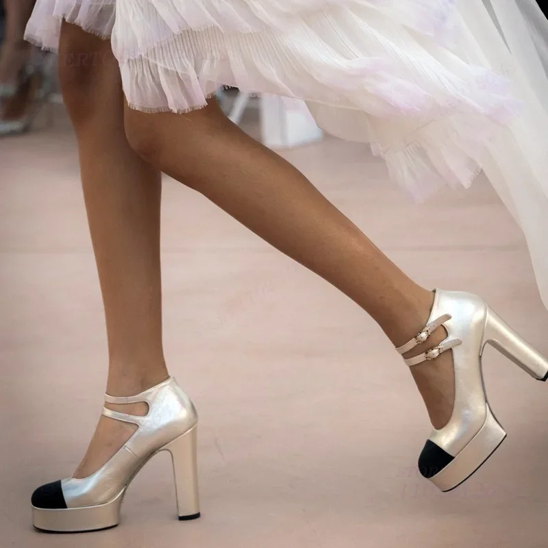 حذاء نسائي بكعب مكتنز من الجلد الفضي الفاتح ذو نعل سميك للفتيات صيفي أزرق أنيق بغطاء مزدوج بإبزيم أبيض للحفلات والمكتب