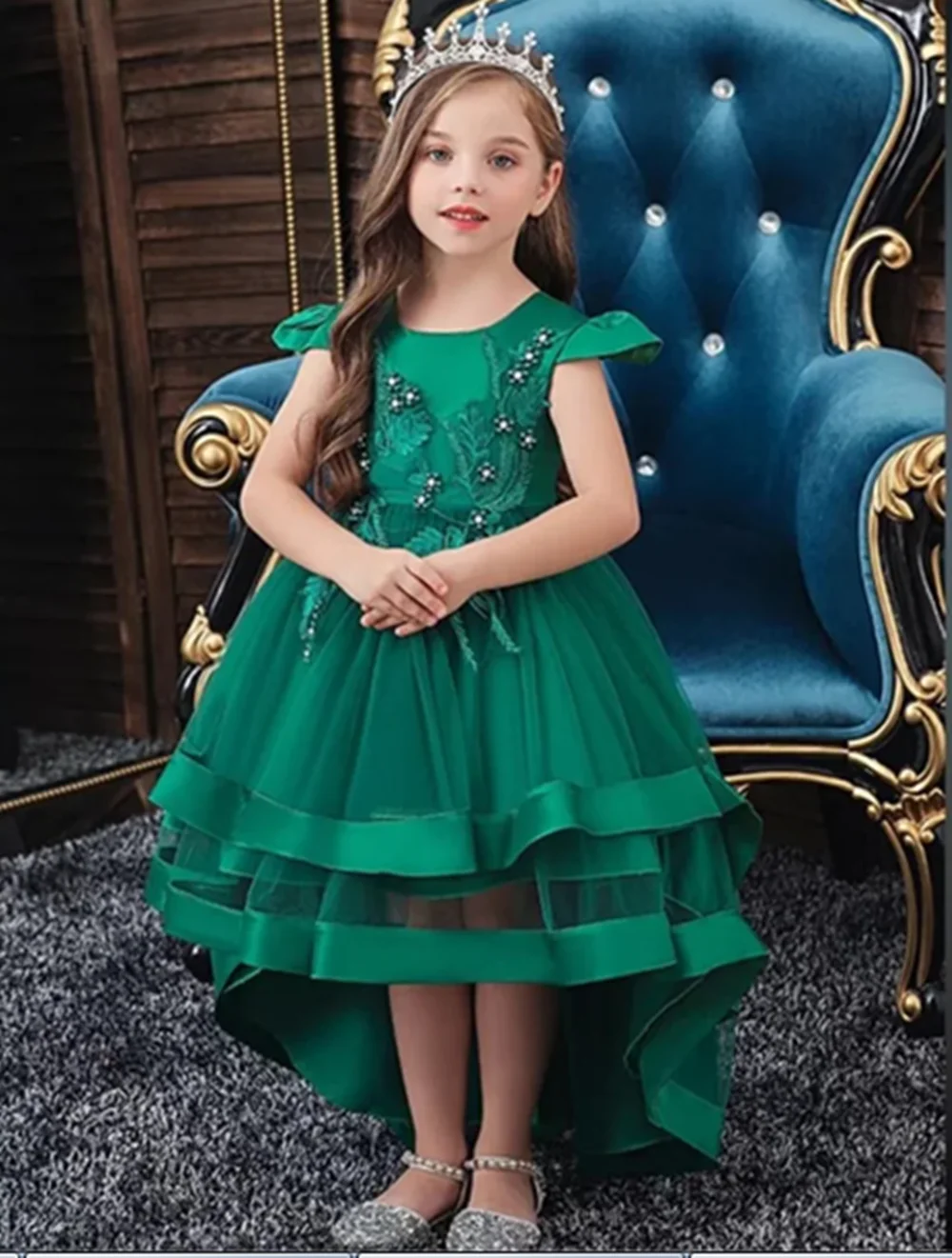 Sukienka dla dziewczynki na komunię, z kokardą przy dekolcie, krótkim rękawem, plisami, kryształowymi aplikacjami, o kroju litery A, długa, do herbaty, z trenem typu sweep, klasyczna.