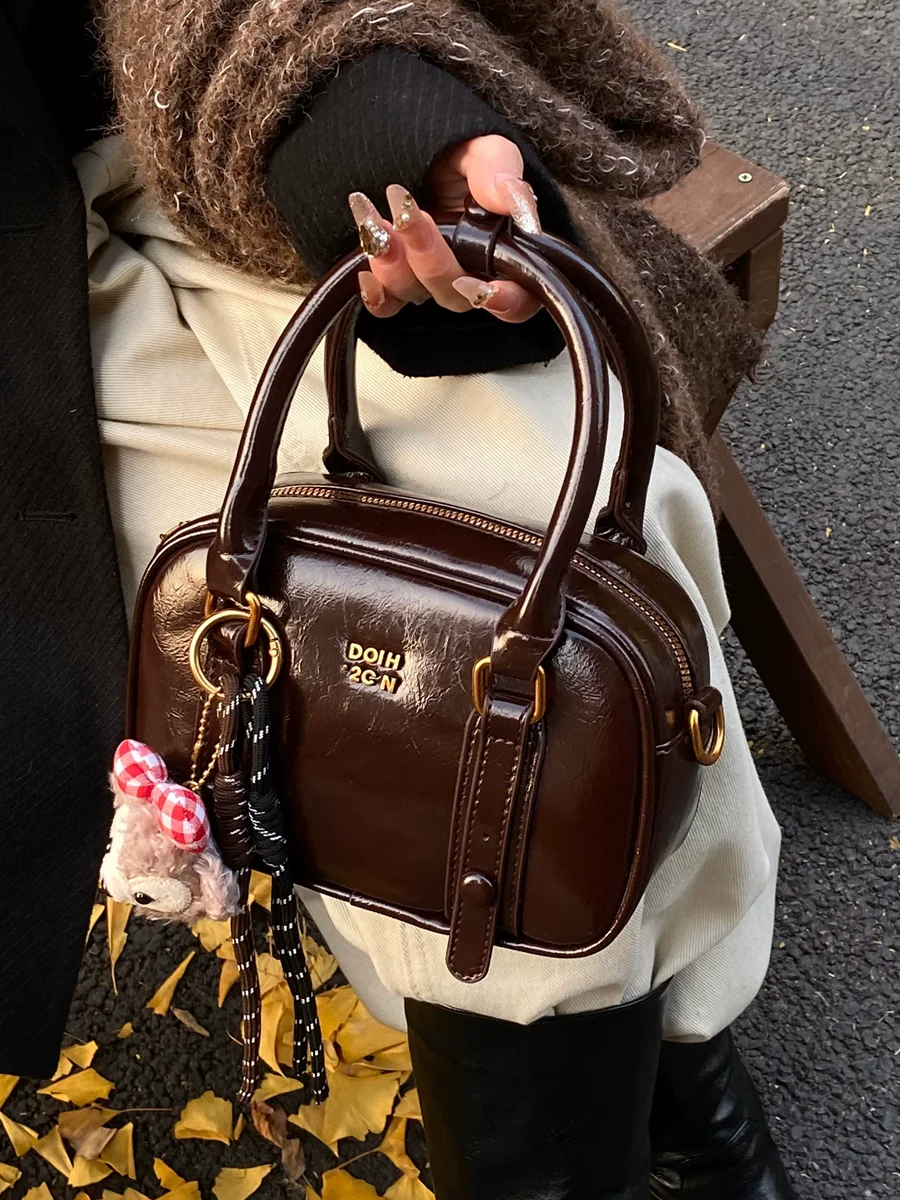 

Explosive Hot Red Small Bag for Women 2025 New Trendy High Quality Texture Retro Crossbody Bag Versatile Handheld Bowling Bag