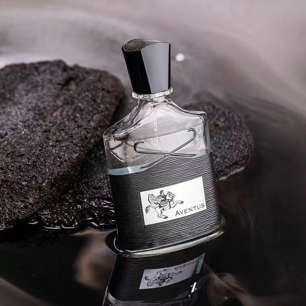 100ML 럭셔리 향수 우디와 프루티 노트가 어우러져 완벽하게 균형 잡힌 스모키 향이 살짝 섞여 모든 상황에 적합