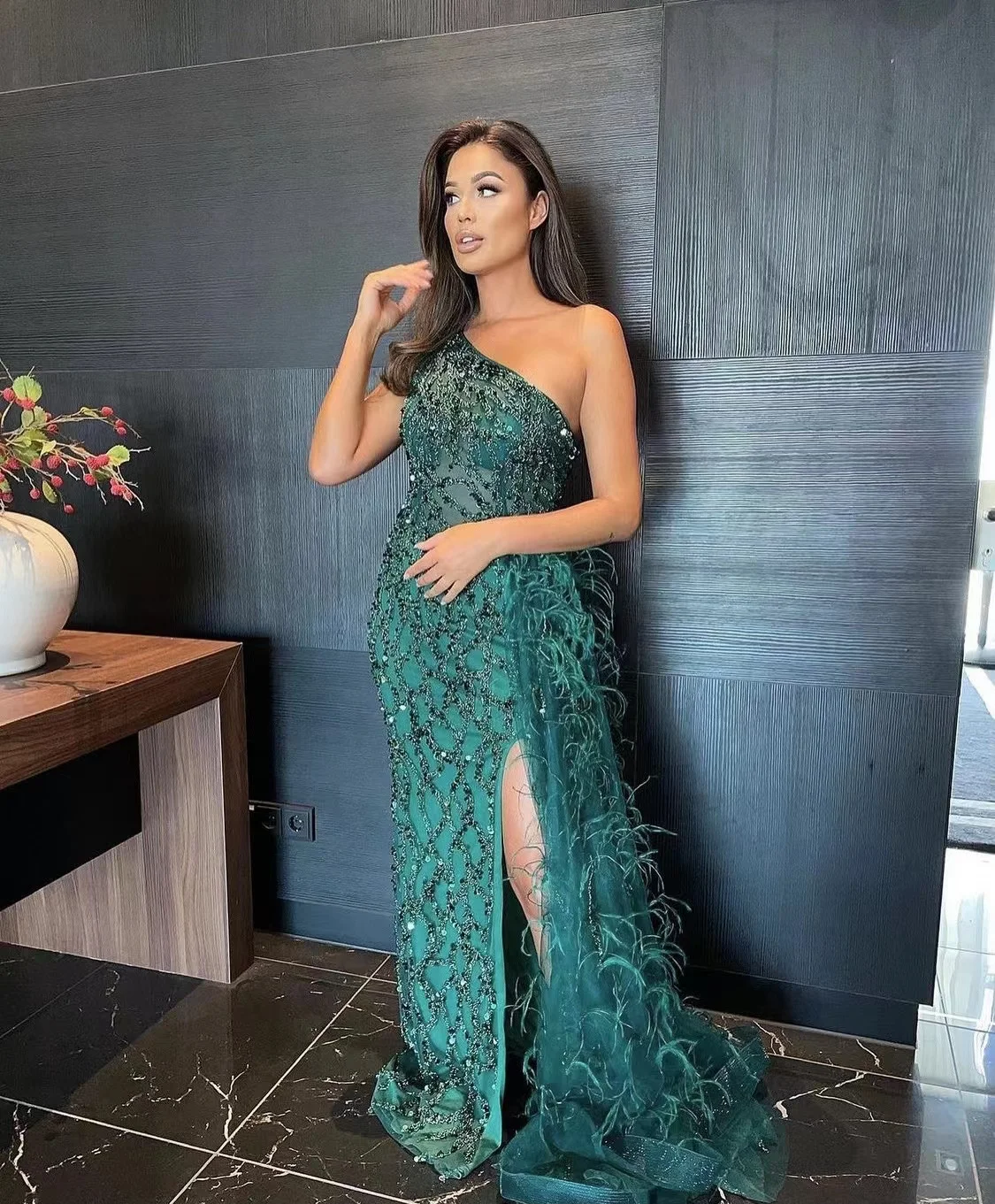 Luxury Dubai Feather Emerald Green Mermaid One Shoulder Prom Evening Dresses for Women with Slit Beaded Wedding Party Gowns