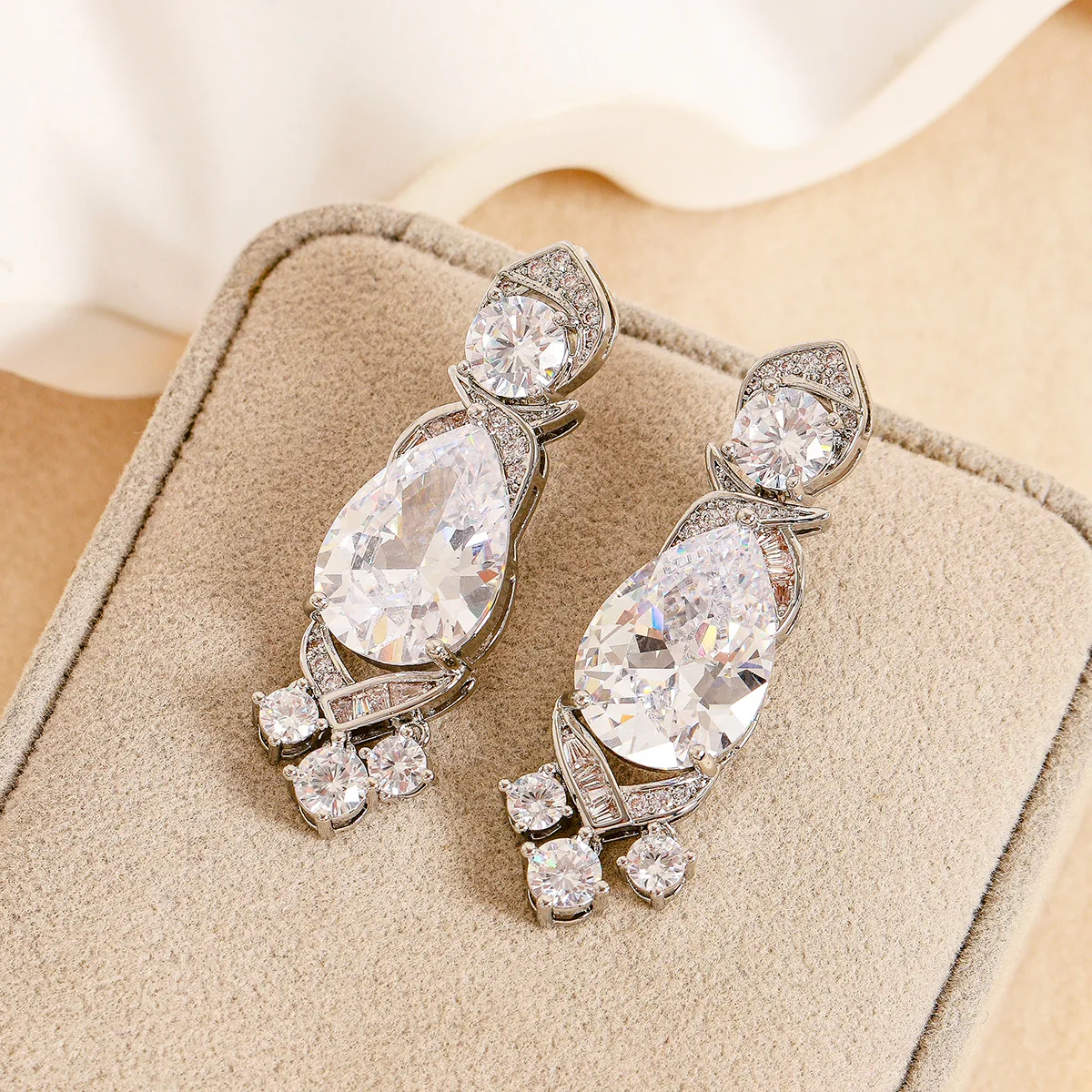 

Winter New Year's gorgeous earrings wedding bride Luxury ear accessory