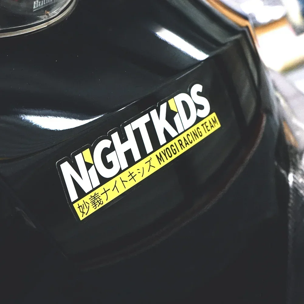 قطعة واحدة من ملصق فريق سباق NightKids العصري - ملصق زخرفي قابل للإزالة، نمط الانجراف المميز للثلاجة واللوازم المدرسية والمرآة