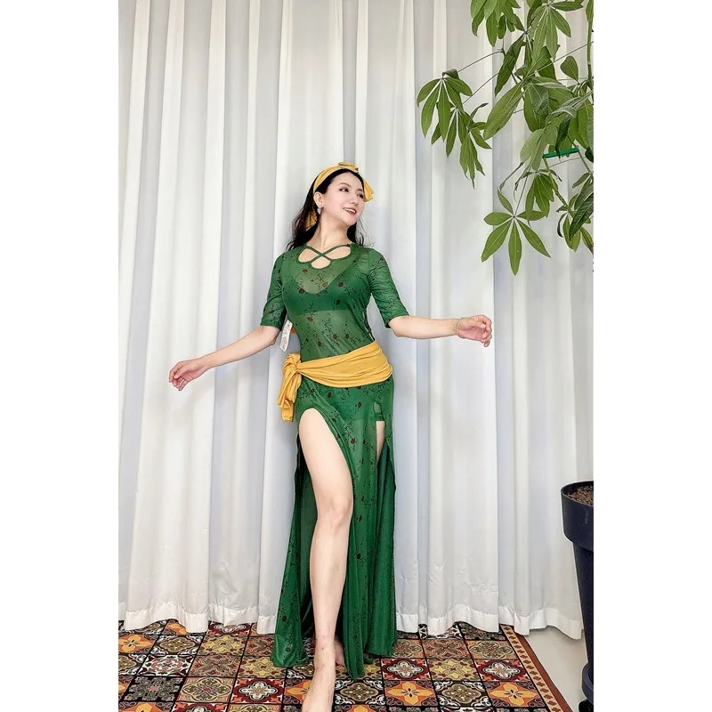 op maat gemaakte buikdanskostuum oefenoutfit met groene achtergrond retro rozenprint mesh gewaad baladi folk gewaad exotische danskleding