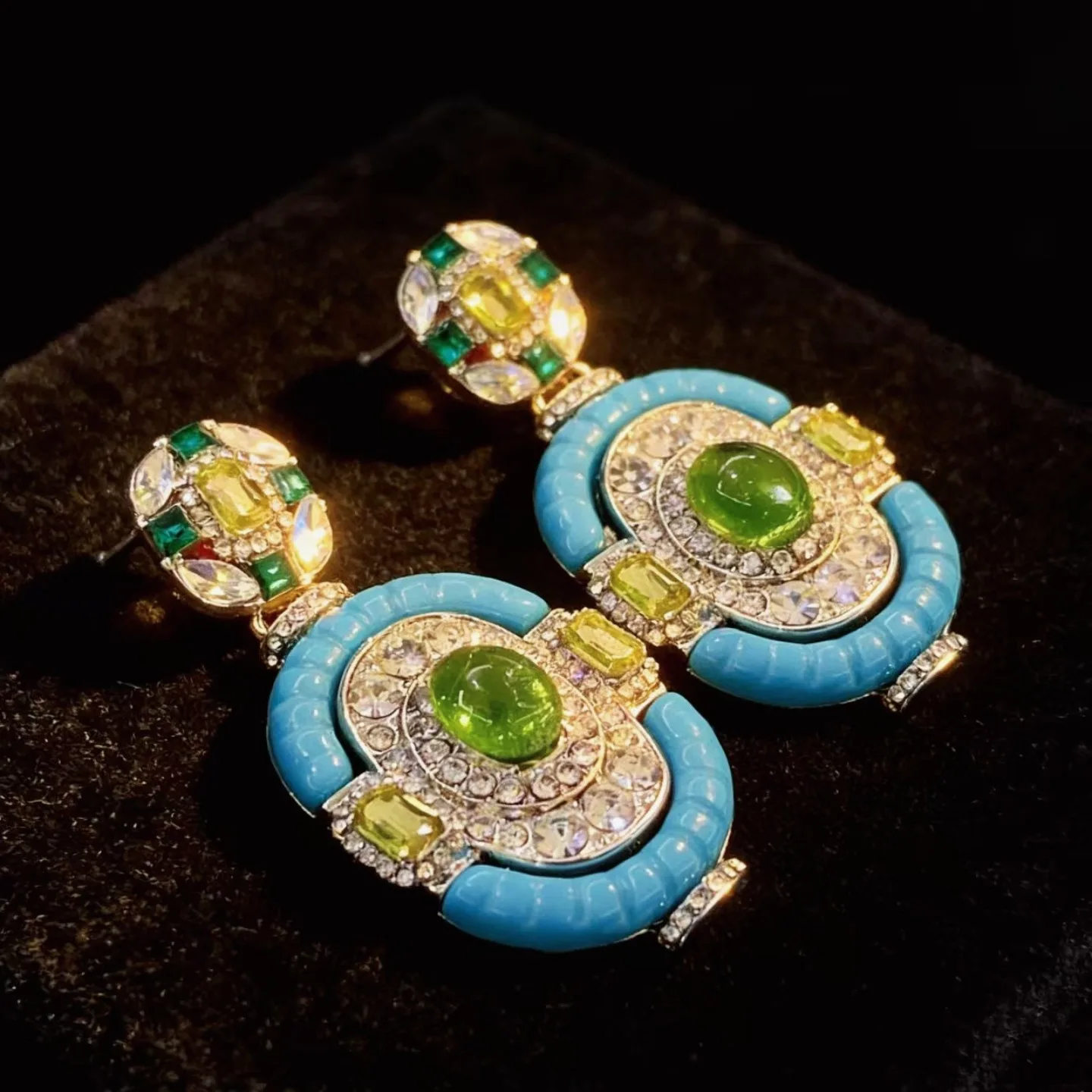 Niche light luxury high-end design blue oval earrings full of diamonds super flash emerald earrings retro women