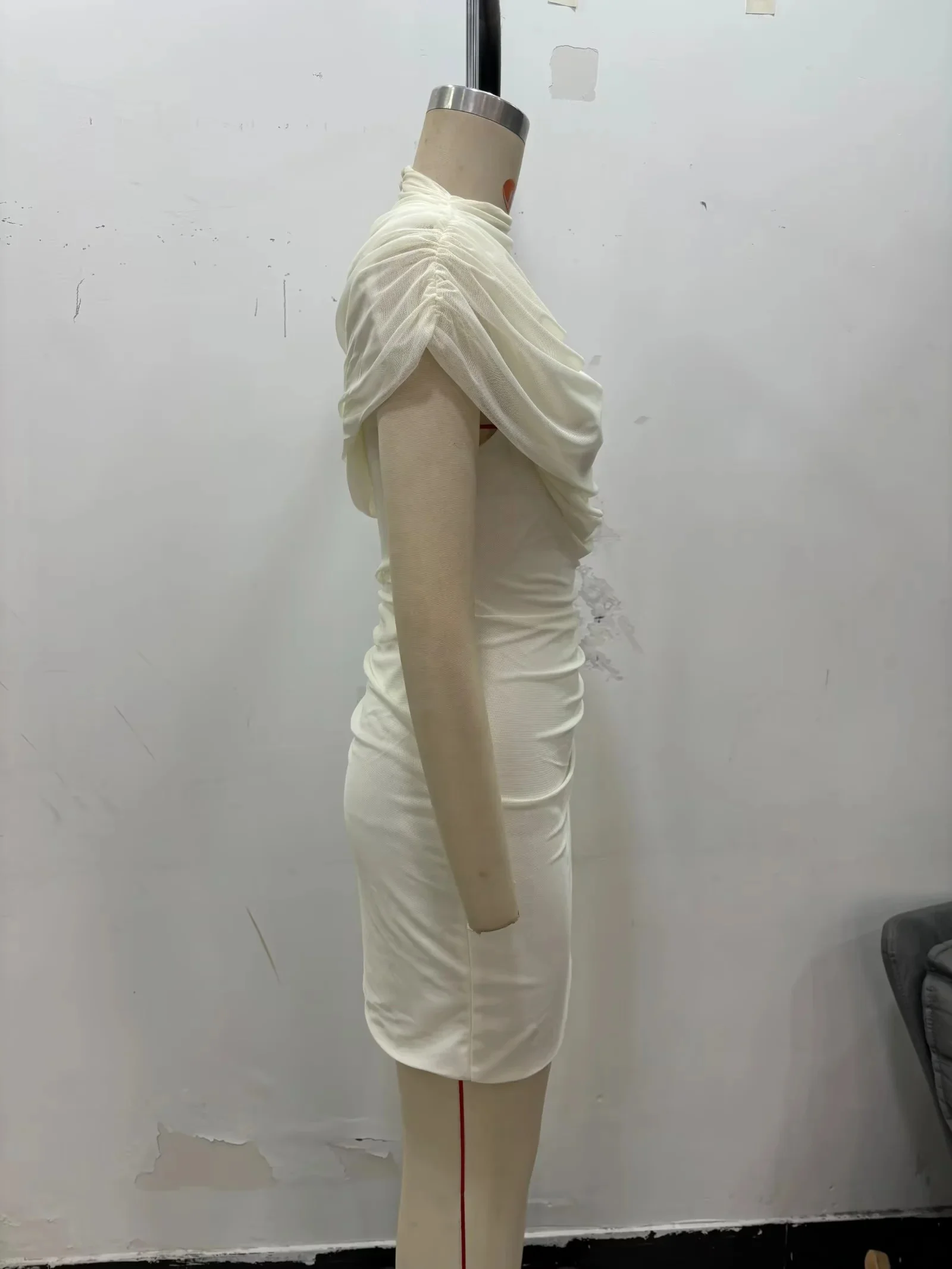 KONDALA 2025 خريف شتاء فساتين نسائية صغيرة أنيقة موضة ملابس الشارع الشهير المتدرج الصلبة شيك السيدات زمم بلا أكمام فساتين صغيرة #4