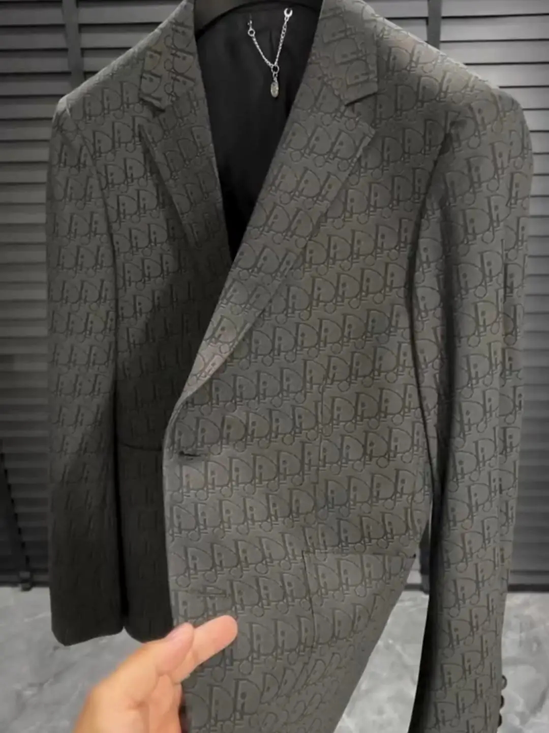 

Новый весенний повседневный мужской костюм: комфортный, высококачественный, модный, универсальный, стильный, деловой, простой, европейский, с декоративными пуговицами