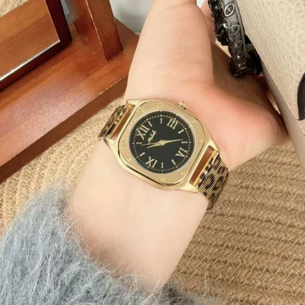 2026 New Square Watch Retro Gold Leopard Watch Luxury High-Quality Waterproof Mesh Strap Quartz Watch Women’s Gift