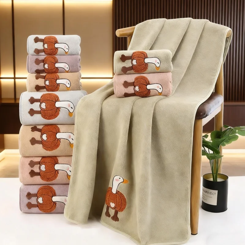 1 Piece Extra-Large Bath Towel (140Cm*70Cm) Made of Coral Fleece, Random Color, Pumpkin and Goose Design Pattern, Large Bath Towel, Soft and Comfortable, Home Bath Towel, Outdoor Bath Towel, Practical Essential Item, Practical Large Bath Towel
