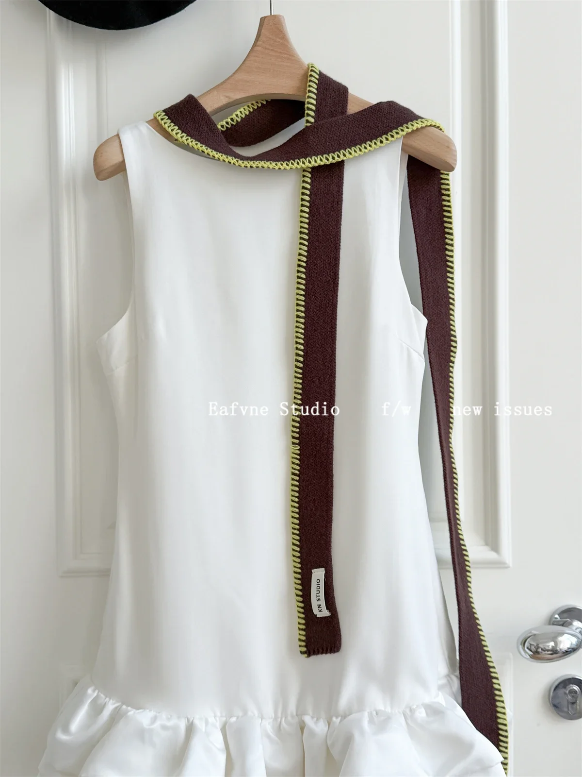 

Дизайнерский тонкий узкий декоративный маленький шарф контрастного цвета с замком на весну и осень, универсальный однотонный серый длинный шарф