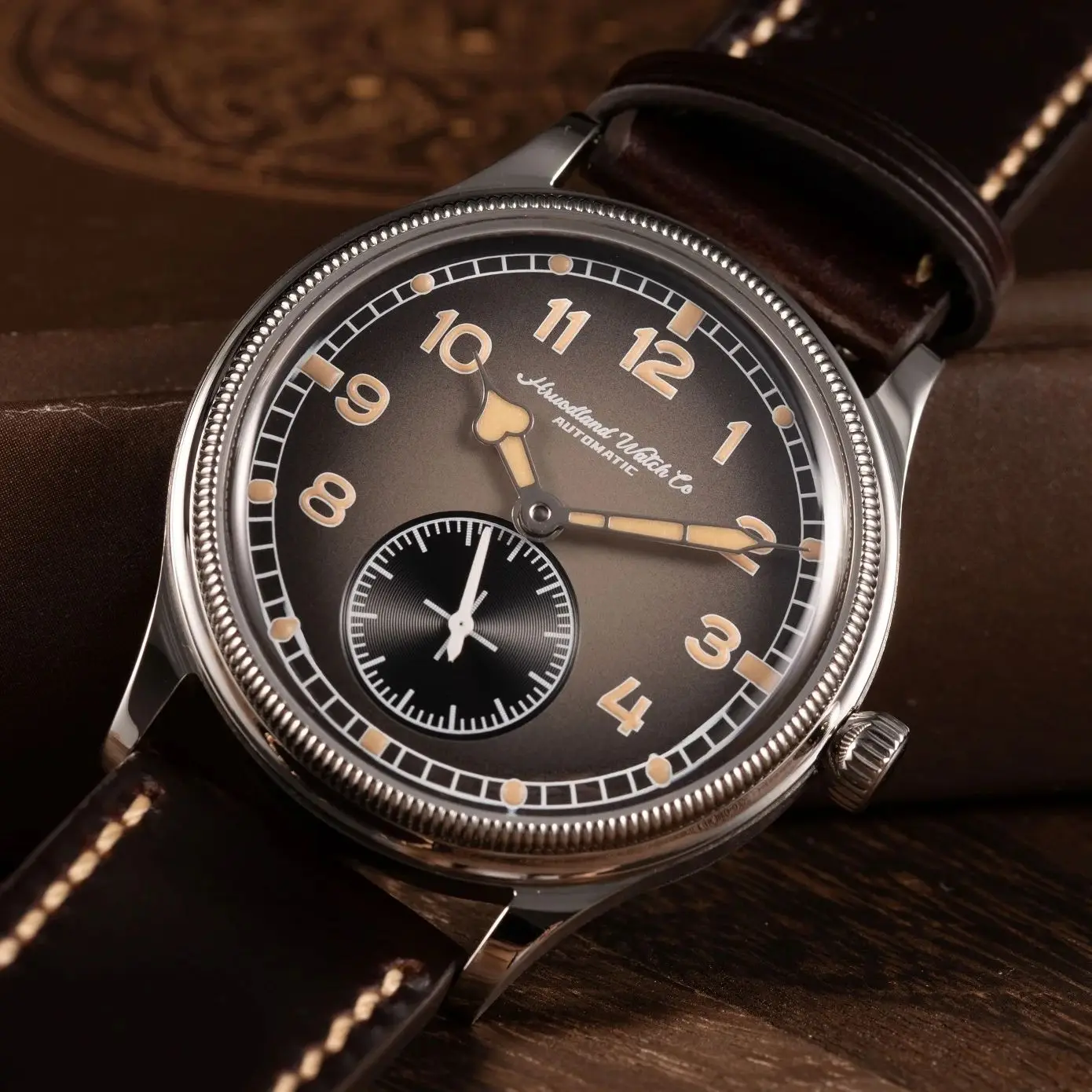 Hruodland 2026 Herren Automatik-Mechanische Uhr Retro Piloten-Stil Farbverlauf Kaffee-Zifferblatt C3 Leuchtend 50M Wasserdicht F027