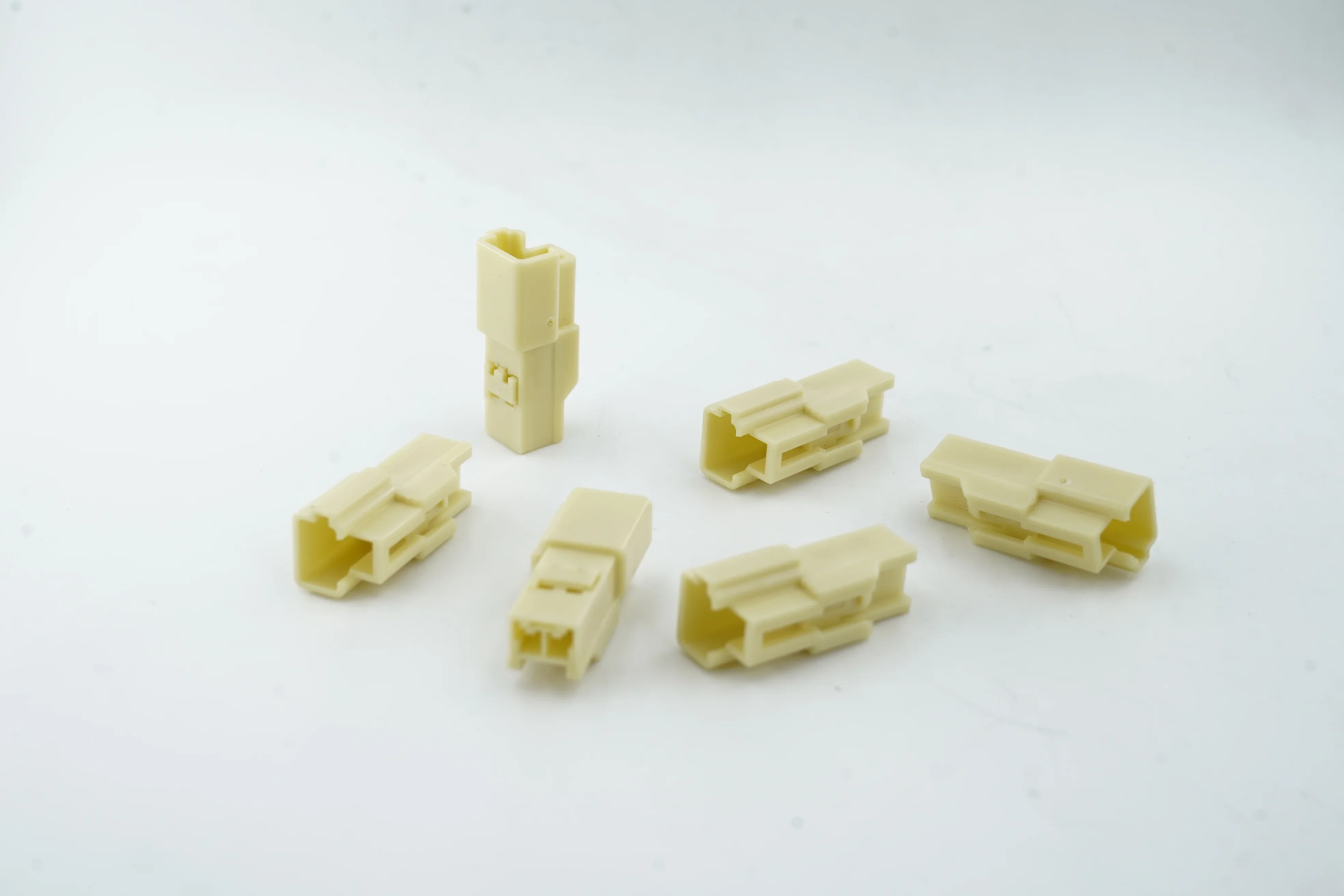 6098-8099  connector plastic shell plug sheath connector