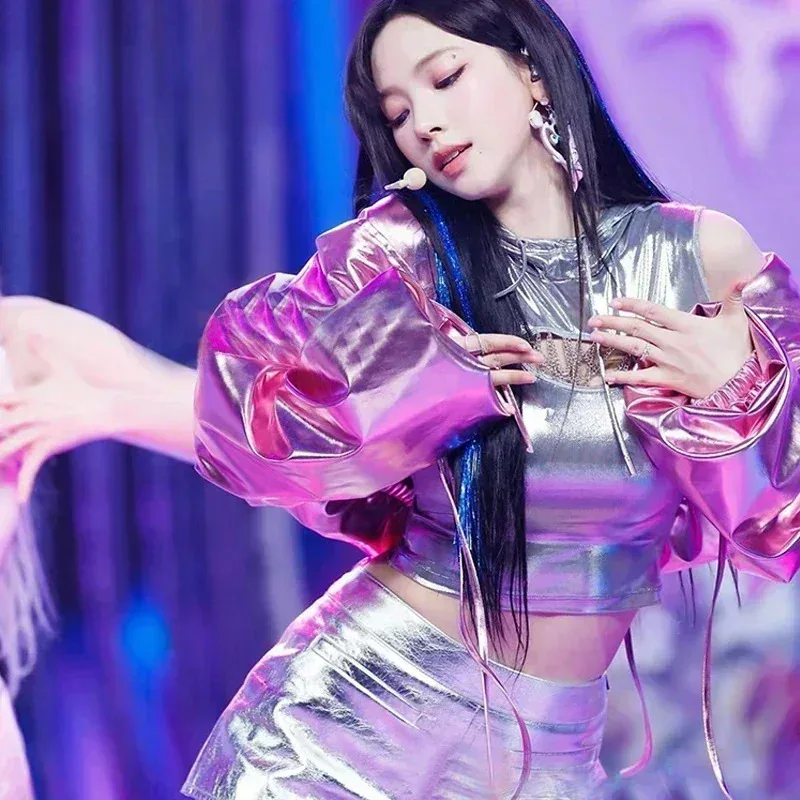 

Корейский певец, концертный джазовый танцевальный костюм, женская группа Kpop, сценический костюм, сексуальный укороченный топ с длинными рукавами, тонкие шорты