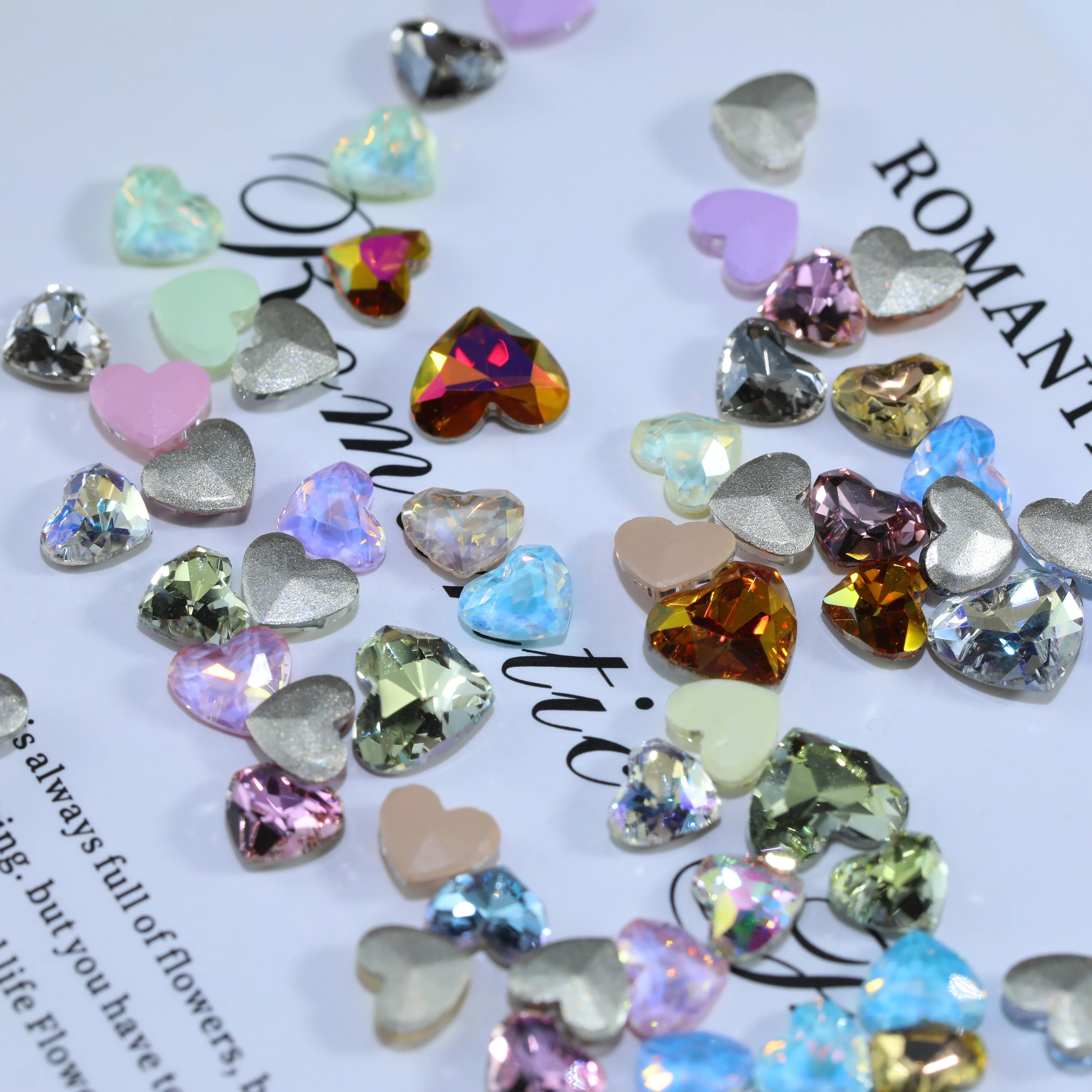 Herzförmige Flache Rückseite mit Abgeschrägter Kante Plus Strass Glänzende Kristall-Verzierungsteile für Nagelkunst, Taschen, Hochzeitskleider, DIY-Handwerksdekoration – Detail 1