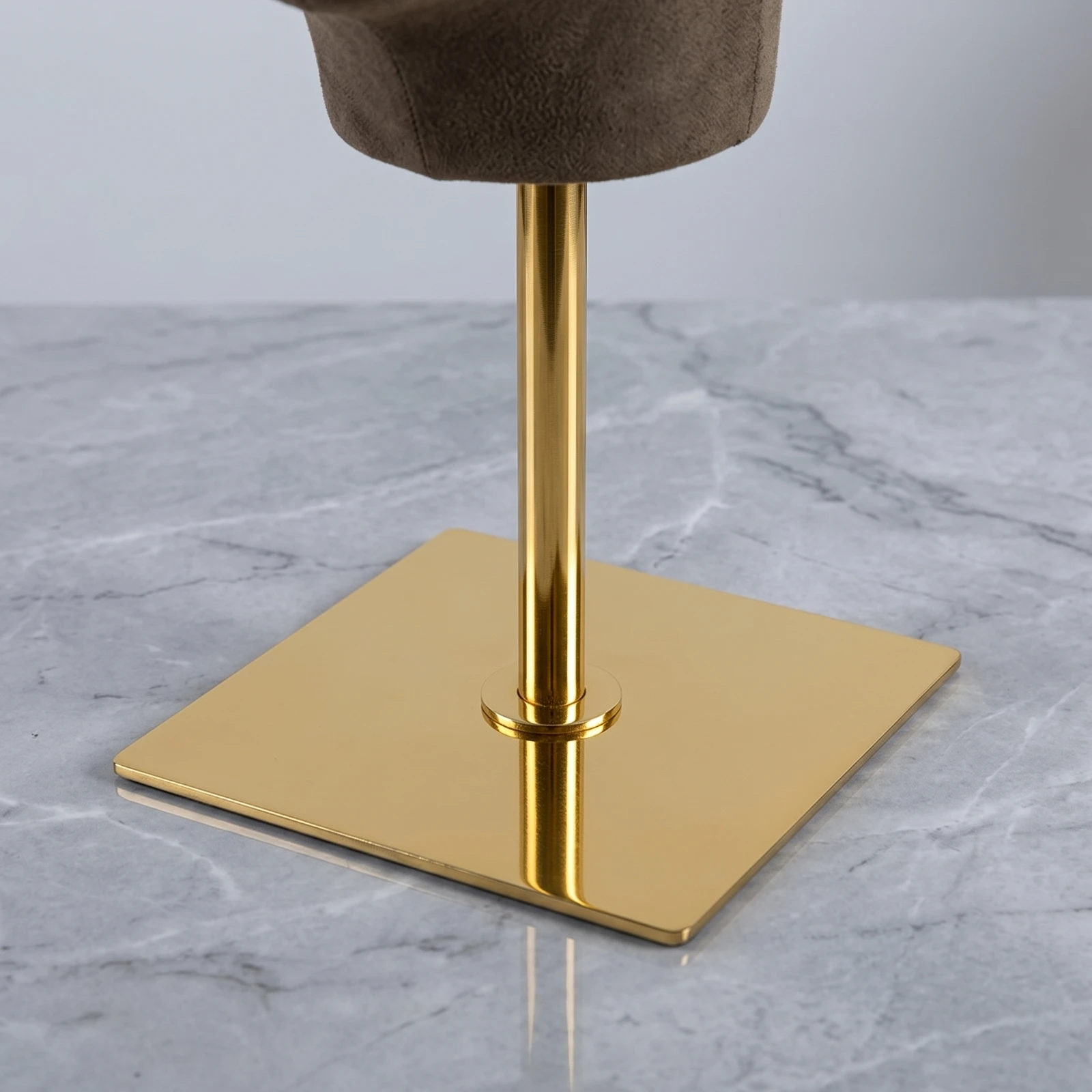 testa-di-manichino-con-supporto-finitura-oro-busto-espositivo-con-supporto-regolabile-manichino-in-tessuto-professionale-stabile
