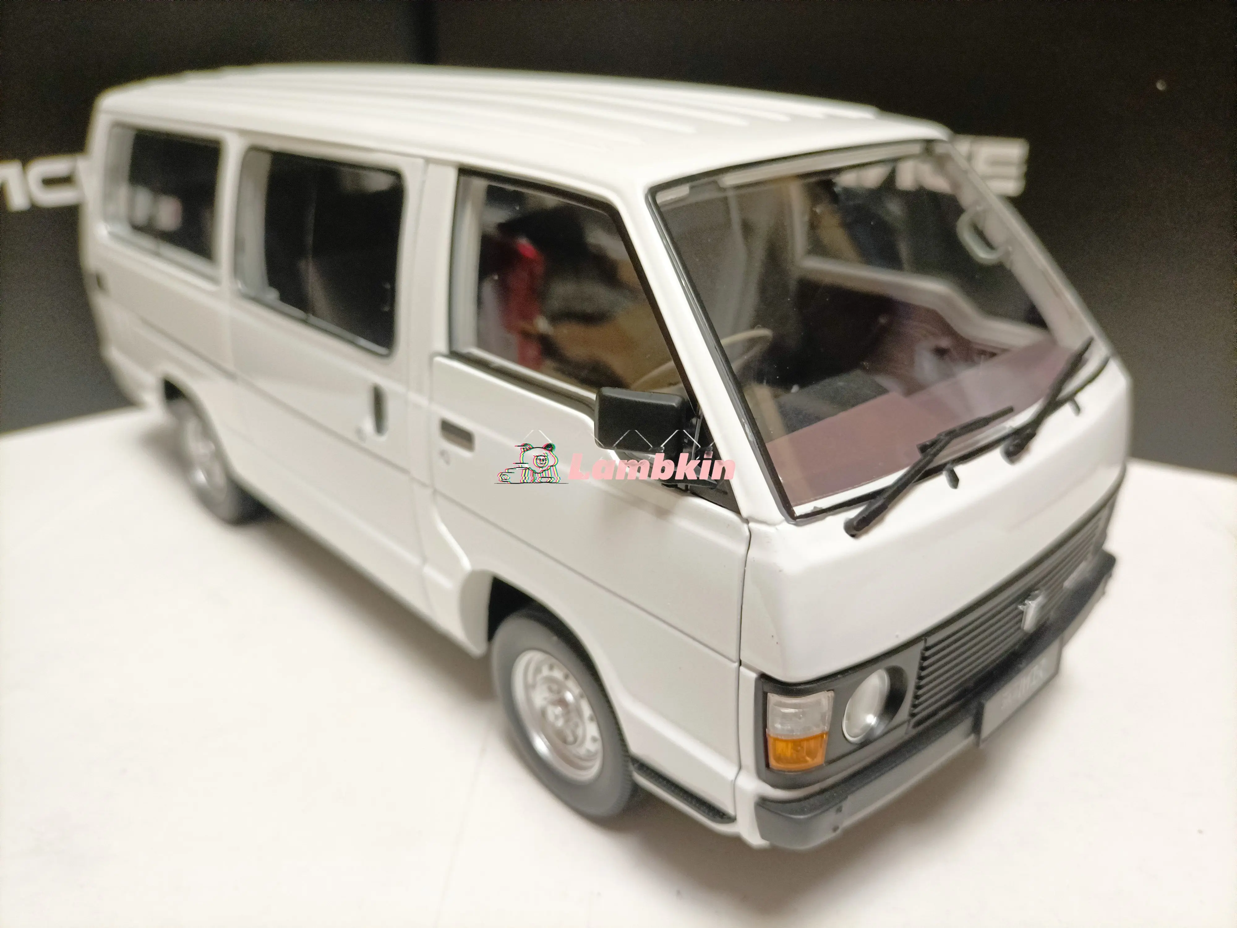 Original 1/18 For toyot HIACE YH50 MPV White Alloy Open Door Passenger Van Model Right Rudder Round Lights