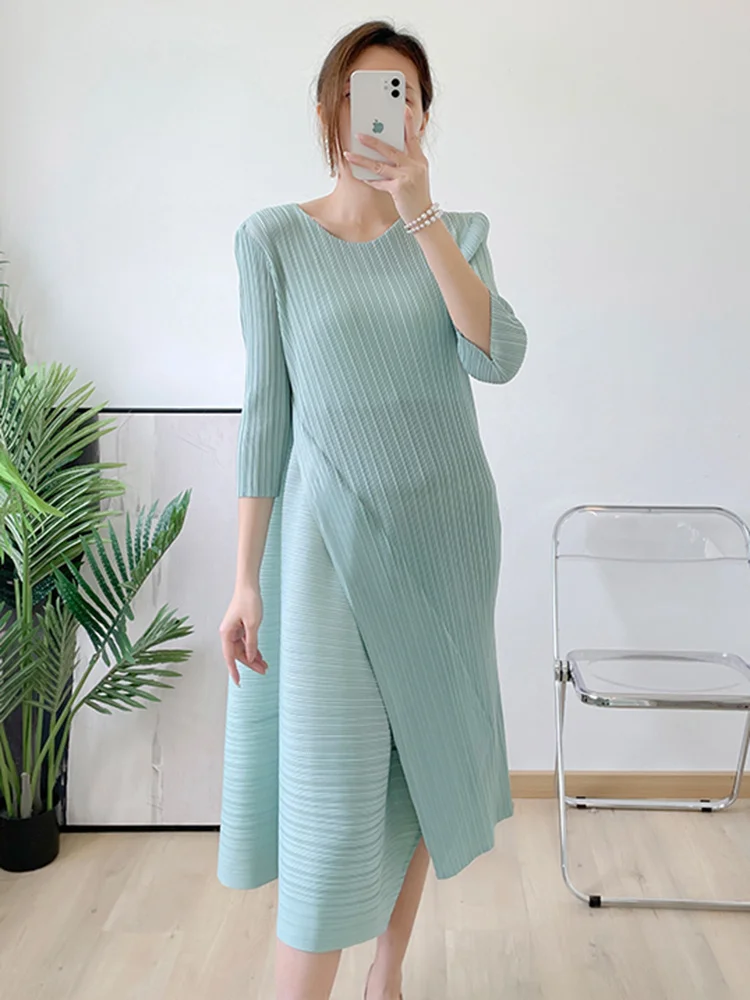 LANMREM Solid Color Pleated Dress For Women Round Neck Irregular Casual Dresses Female Fashion Clothing 2024 Autumn New 2R0007