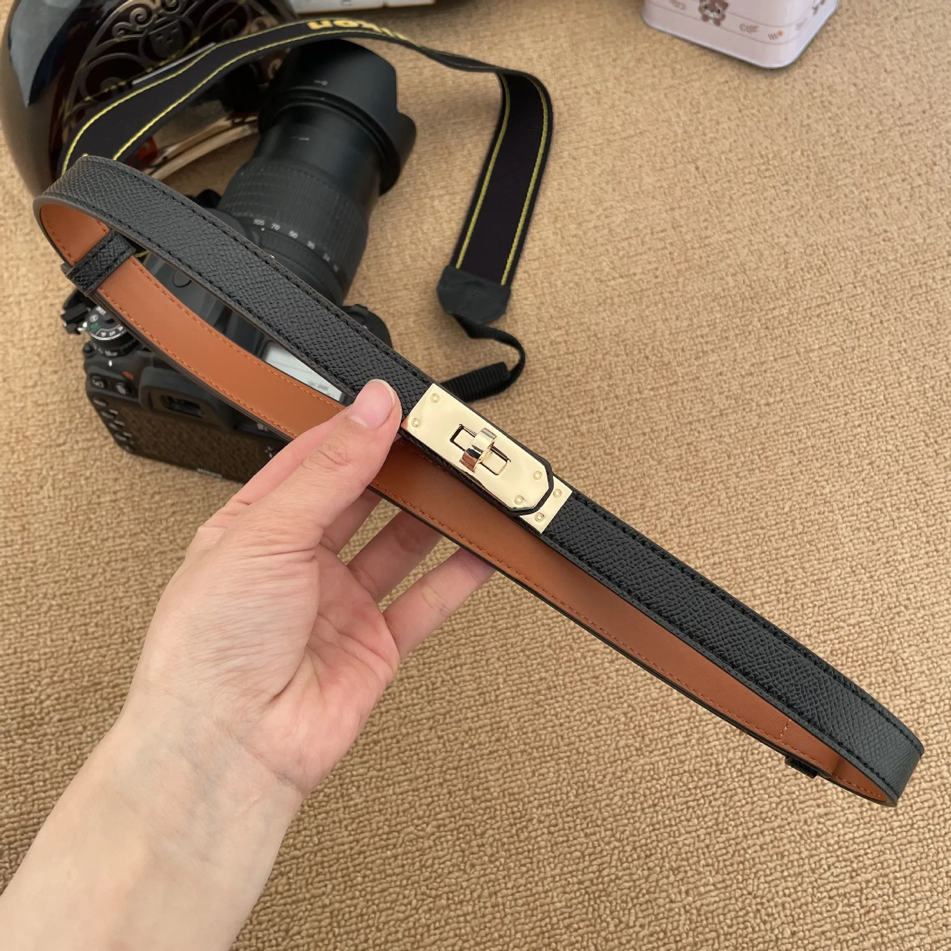 Cintura in pelle da donna Cintura con fibbia in metallo dorato Cintura di moda casual di lusso per jeans e abiti Cinture da donna