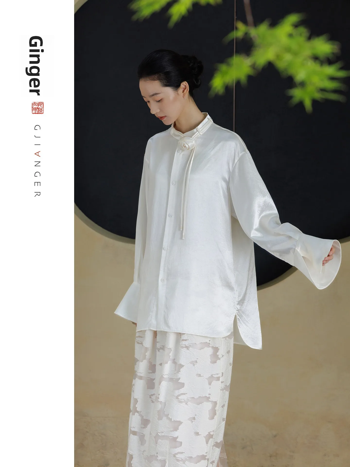 

Новая китайская атласная блузка с вышивкой розами, с поясом, круглым вырезом и застежкой на пуговицы, женская, удобная, дышащая