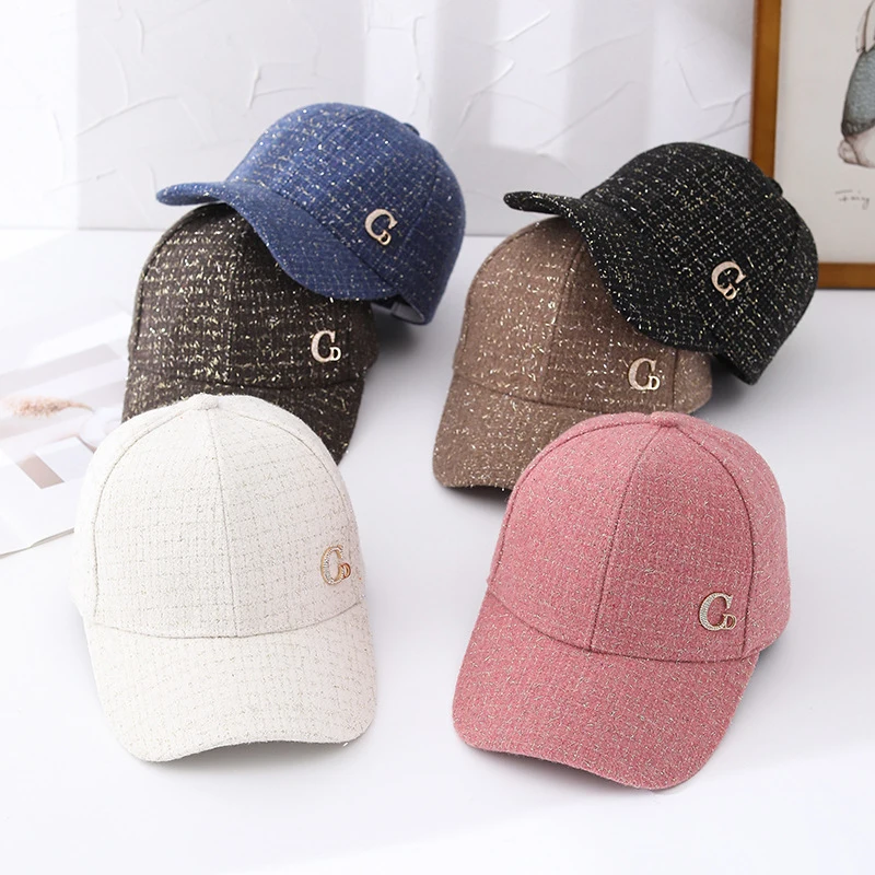 2024 Metal Label Baseball Cap Versatile Unisex Peaked Cap Couple Curved Brim Hat In Stock Wholesale For Daily Commute
