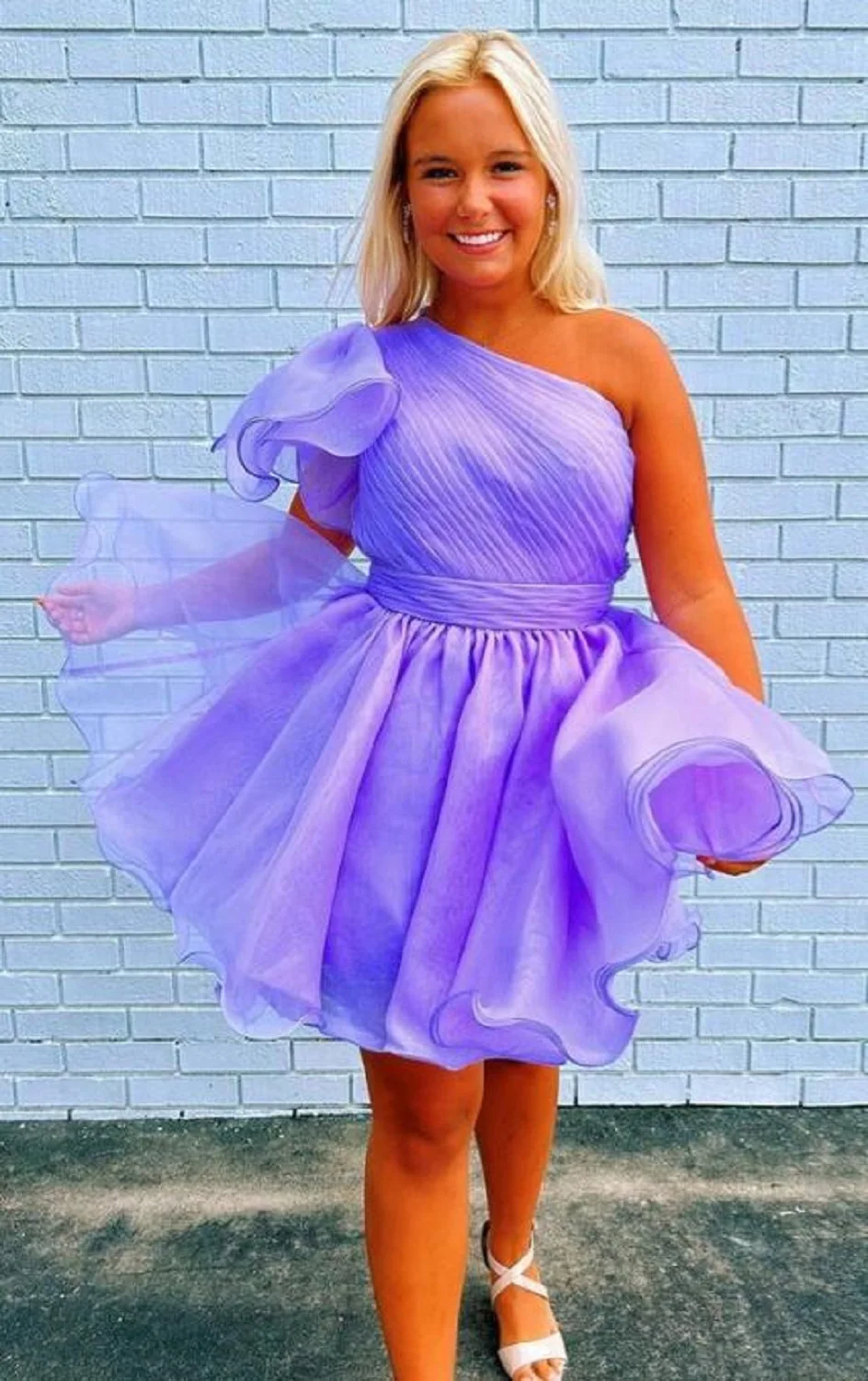 

Simple One Shoulder A-line Organza Short Homecoming Dress Tiered Skirt Mini Cocktail Dresses Short Length Pleats Wedding Dresses