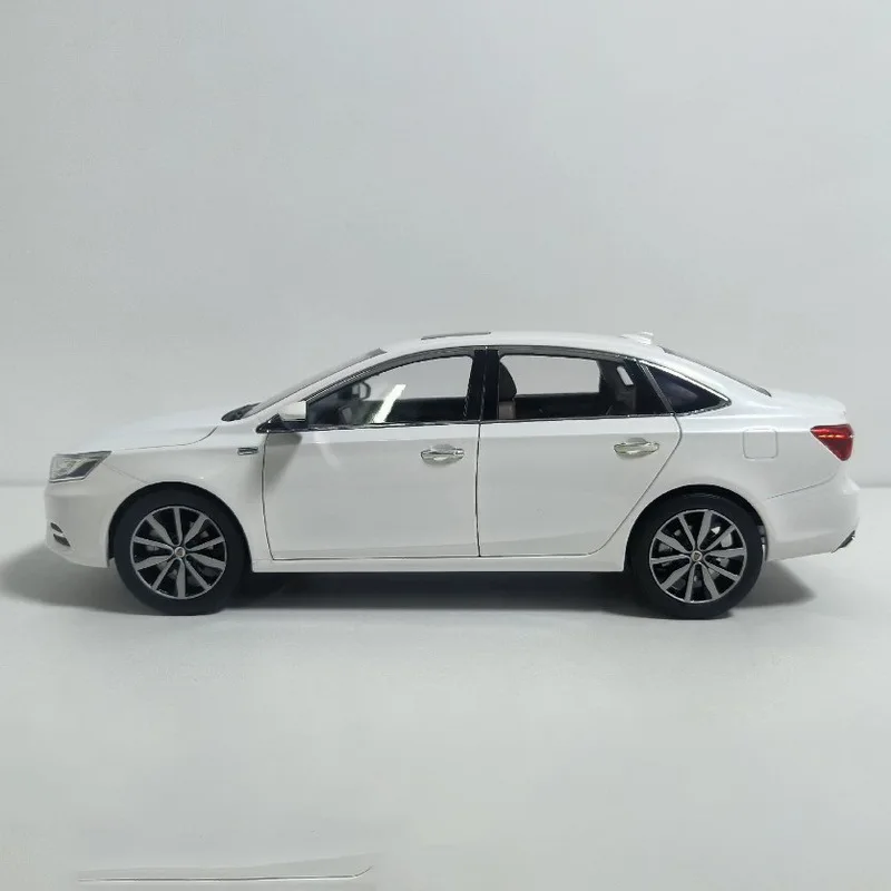 SAIC ROEWE I6 White Simulation Alloy Car Model, Micromodel, Desktop Decoration Display Collection, Adult Gift, 1: 16