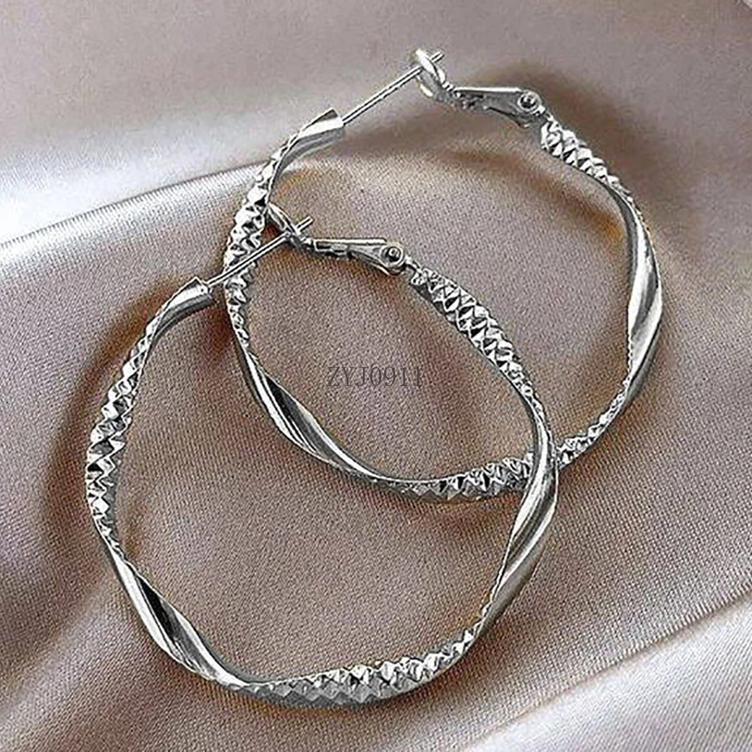 زوج واحد من الأقراط الدائرية الكبيرة الفضية البسيطة، أقراط نسائية صيفية لقضاء العطلات وموسم التخرج وحفلات الزفاف لوصيفة العروس