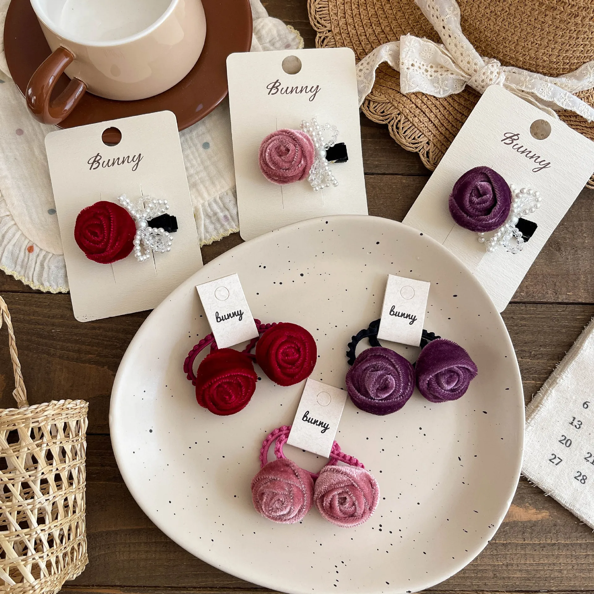 Hair Clips Autumn Winter Velvet Pearl Rose Shape Premium Smooth Inner Edge Girls Hair Decor for Side Bangs Elegant Everyday Wear