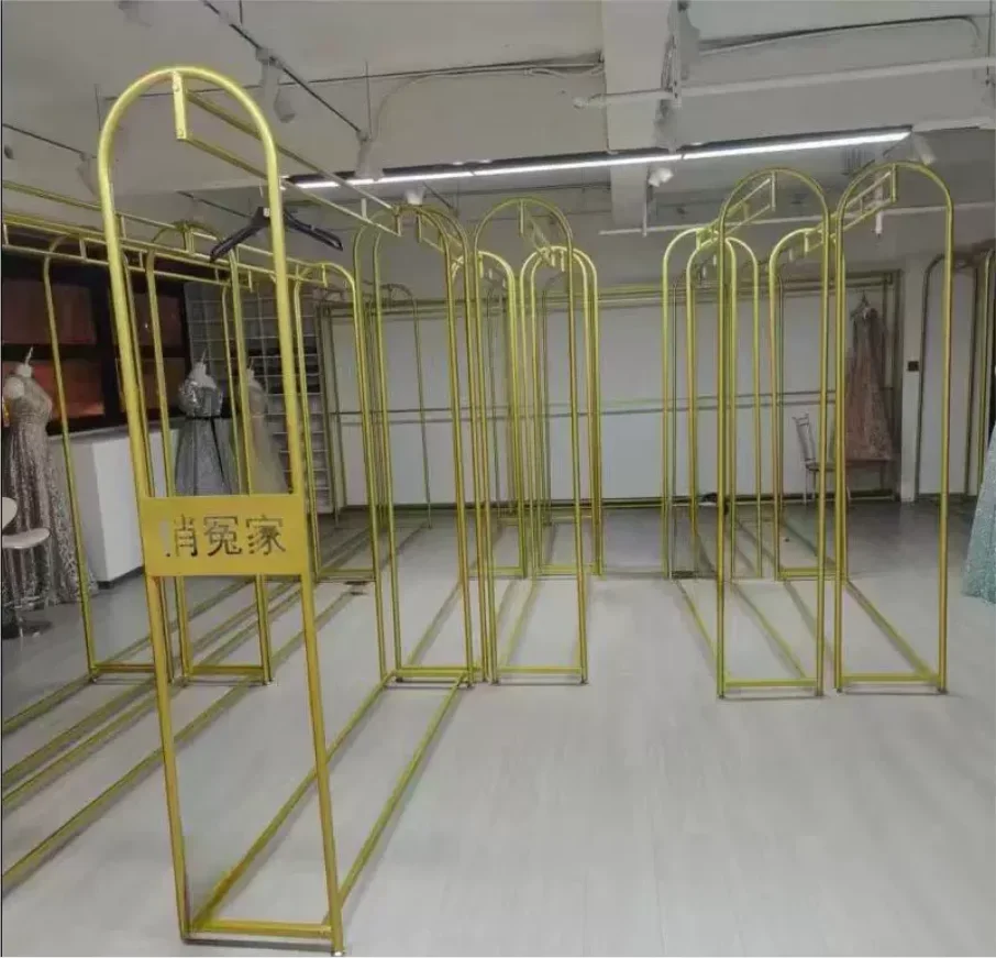 

Affordable LuxuryGolden Tailed Wedding Dress Display Stand, Floor Standing Studio Hanger, Dress Gallery, Xiuhe Clothing Display
