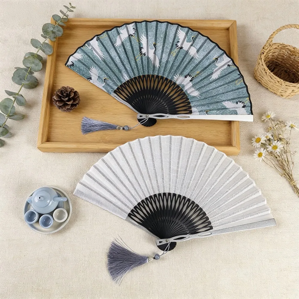 Éventail pliant portable en alliage d'aluminium, style chinois, vintage, classique, pour la danse, en tissu avec pompon, éventail à main d'été, cadeau