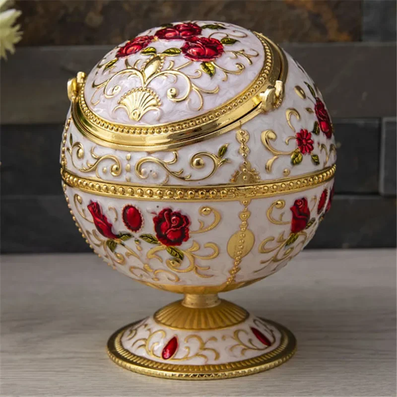 Retro Metal Castle Flower Embossed Spherical Ashtray with lid Creative Ashtray Gifts for Men Home Living Room Bedroom Decoration