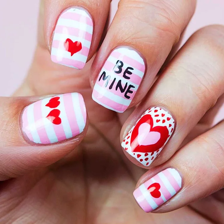 24 piezas uñas postizas negras francesas Y2K cortas cuadradas con corazones rosas y puntos, encanto de San Valentín 6