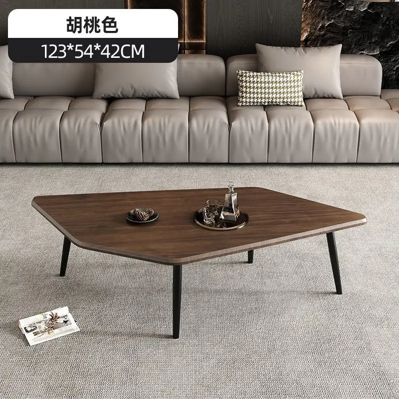 新しい小さなアパート、インターネットで話題のクリエイティブなサイドテーブル、ミニマルなコーヒーテーブル数台