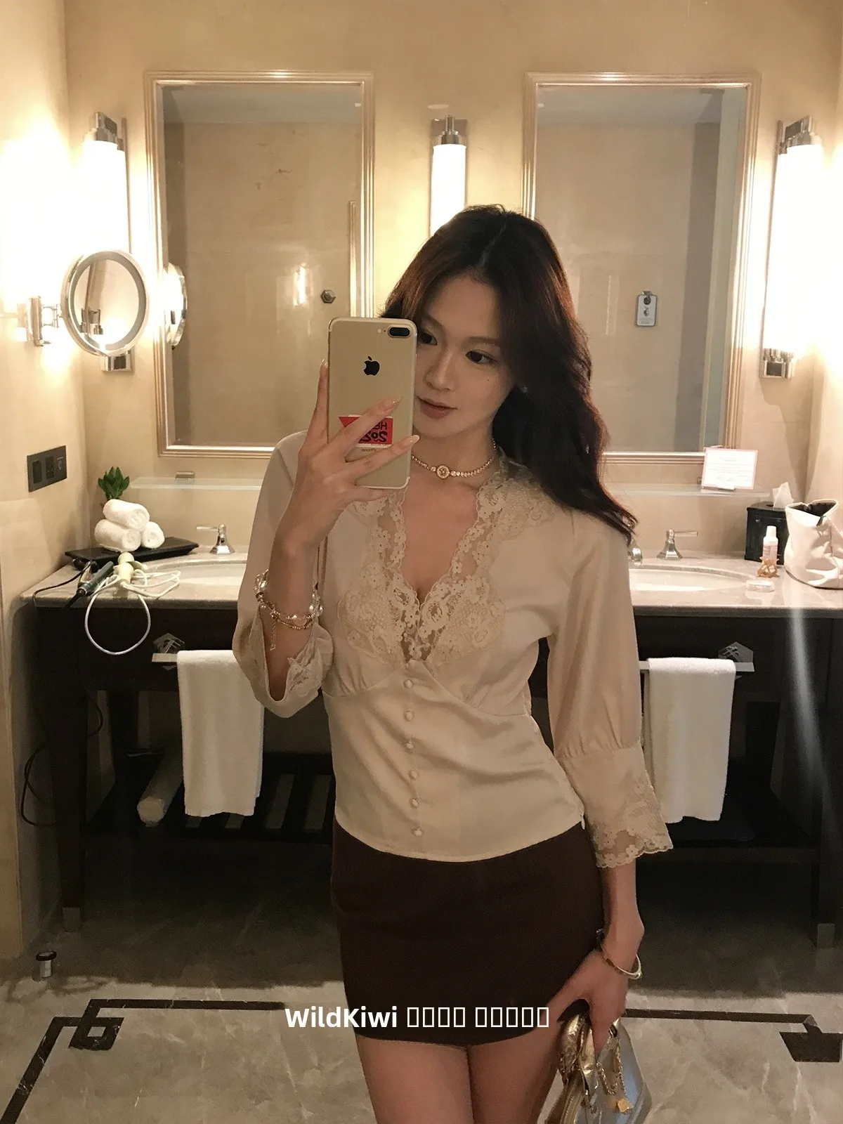 

Wild Kiwi Women's Lace Splice Satin ort irt V-ne Slim Fit Sli Korean Sle Commute Wind Bubble Sve Regular Thi...