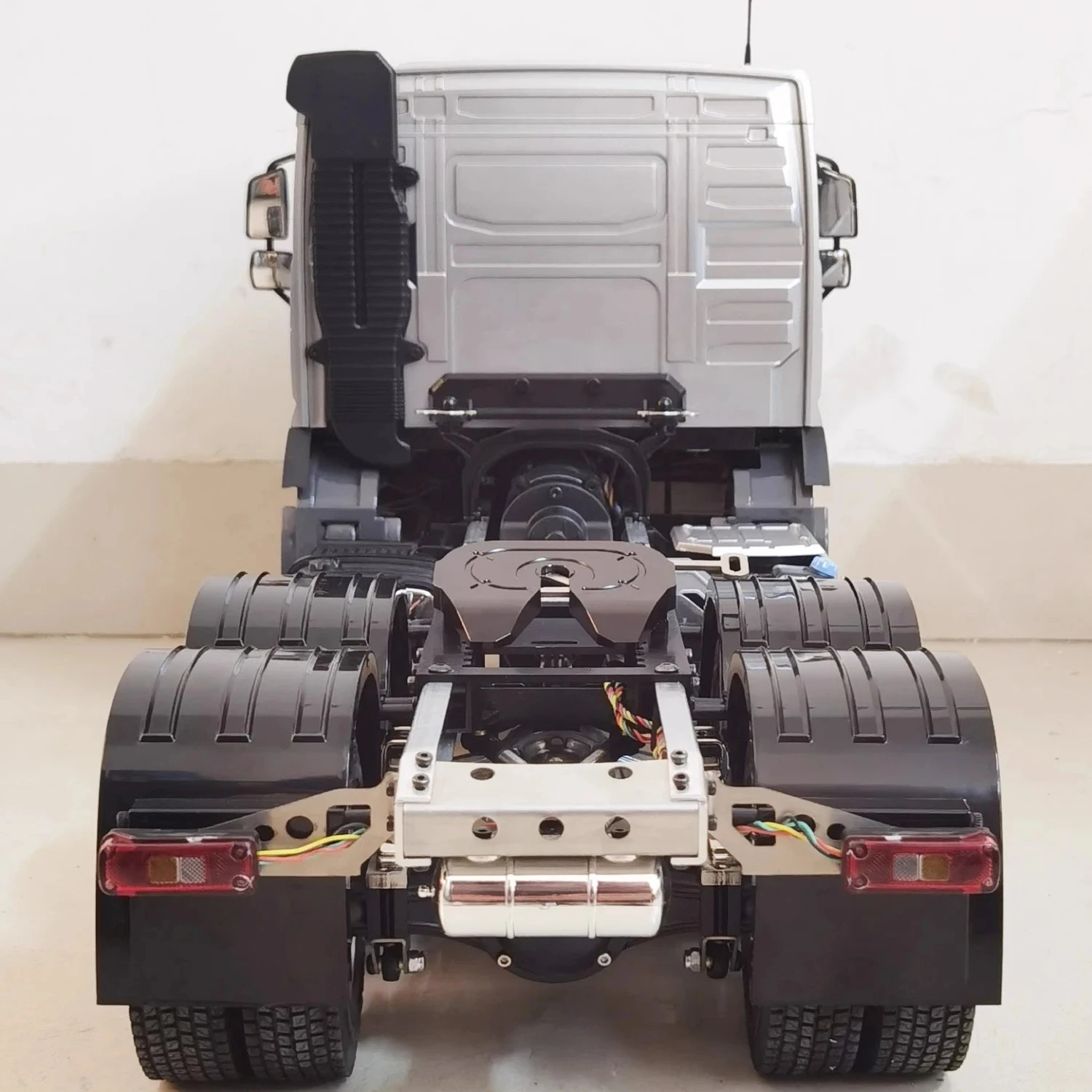 مزدوج E 6x4 RC مقطورة 1/14 E0130 RC جرار سبيكة محاكاة نموذج اللعب RTR مع لعبة سيارة التحكم عن بعد الهندسية الخفيفة