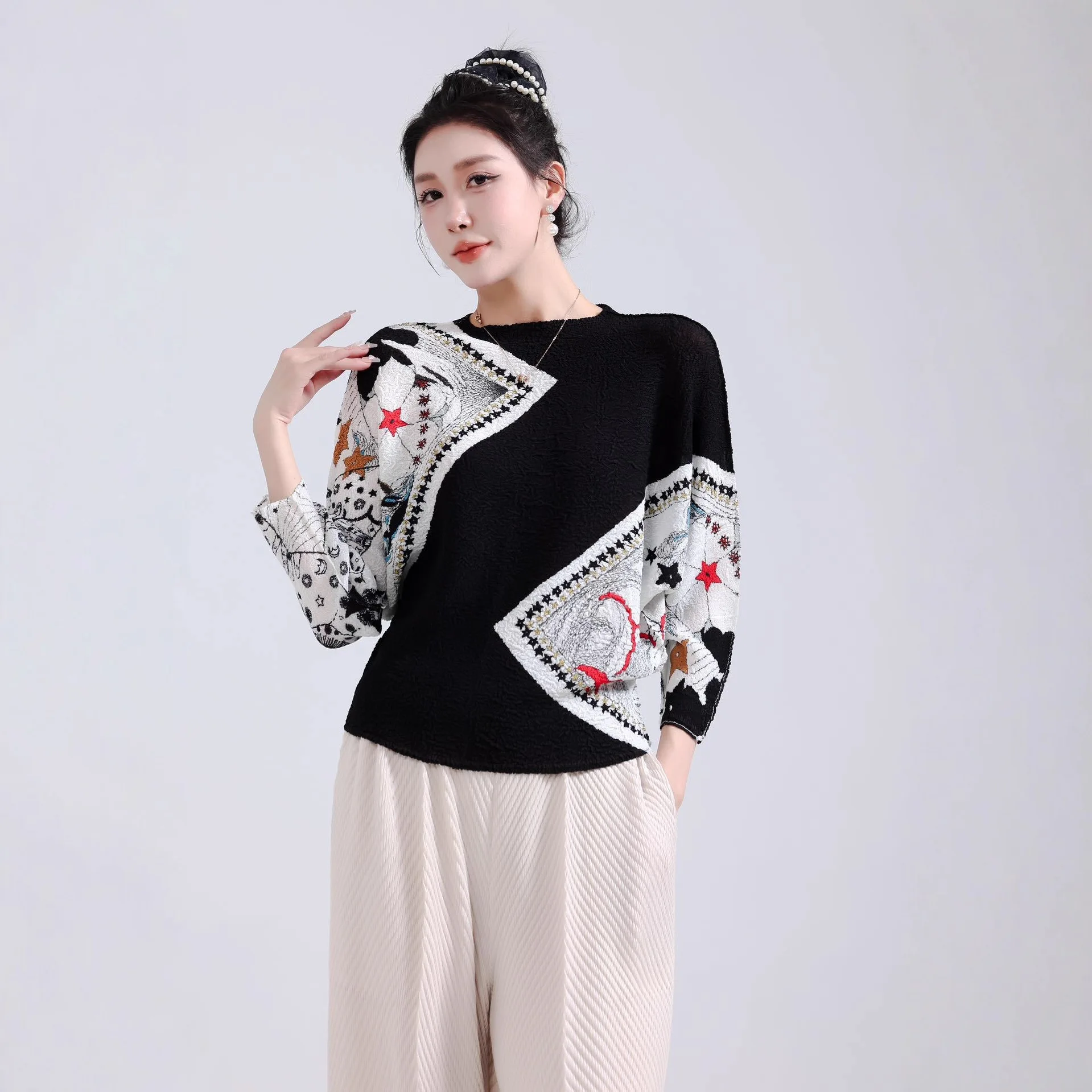 مياكي مطوي الأعلى للنساء 2025 خريف جديد جولة الرقبة طويلة الأكمام المطبوعة الإسفنج مطوي عارضة تنوعا تي شيرت البلوز