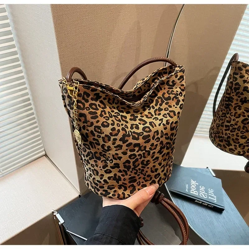 Leopard Print  Women\'s 2024 Autumn Niche Design Fashionable Shoulder Bag Super Popular Crossbody Bag Bucket Bag