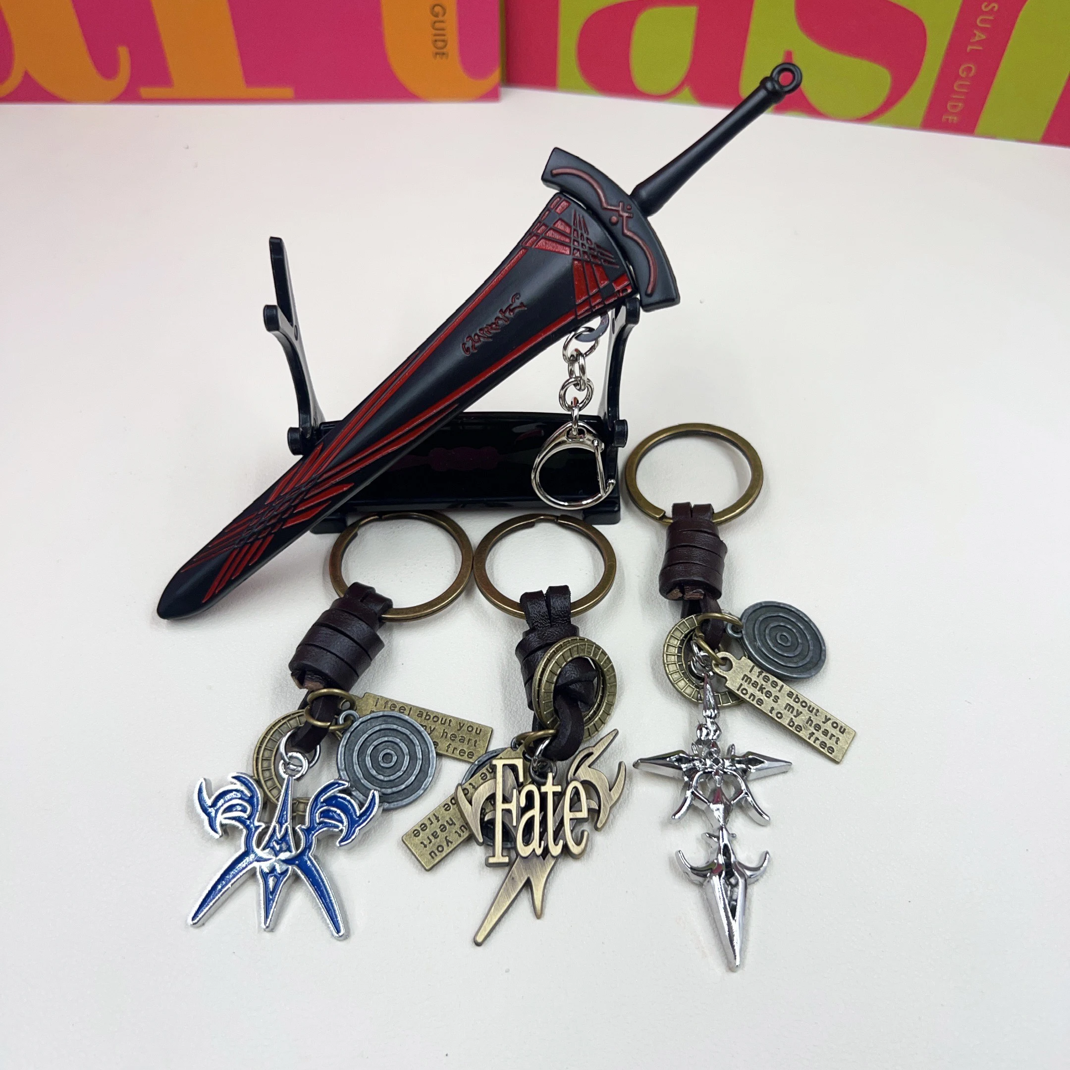 3 색 Excalibur 칼 모델 키 체인 Fate/stay Night 애니메이션 세이버 칼 로고 펜던트 Artware 열쇠 고리 홀더 쥬얼리