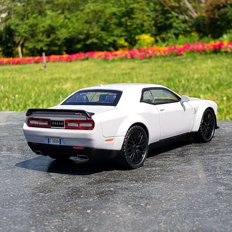 1:32 Alloy Dodge Challenger SRT Musle Car Model Diecast Metal Sports Car Model Simulação Som Luz Crianças Brinquedos Presente Coleção